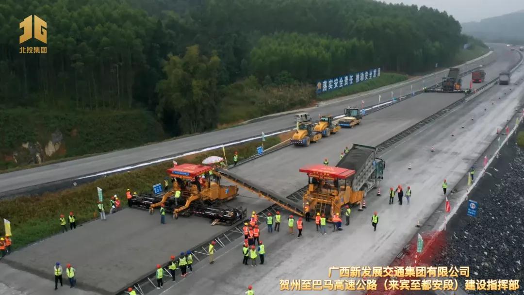 廣西首條(tiáo)“雙層連鋪”路面水穩基層施工工藝在來都高速全線推廣(guǎng)應用